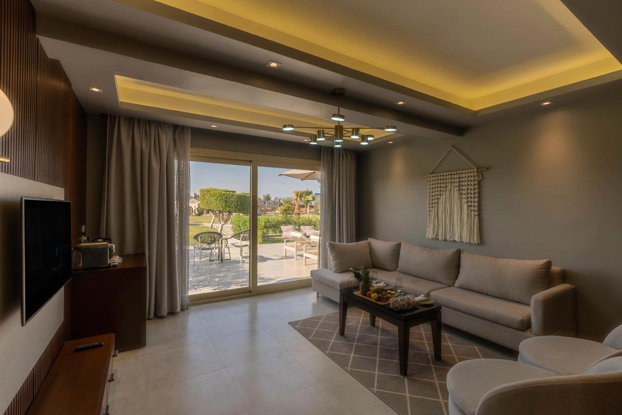 Sunrise Crystal Bay Resort -Grand Select (Adults Only) 후르가다 외부 사진 A living room in a hotel