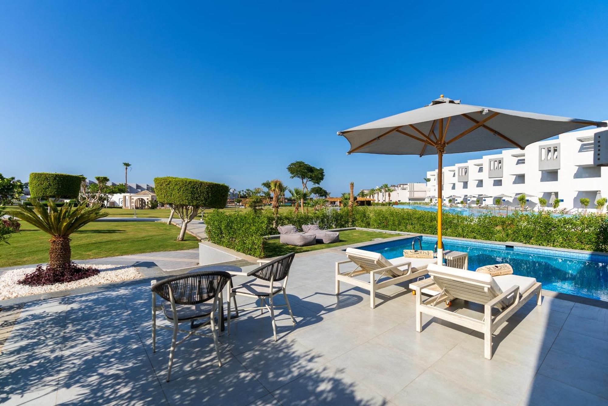 Sunrise Crystal Bay Resort -Grand Select (Adults Only) 후르가다 외부 사진 The resort's pool area