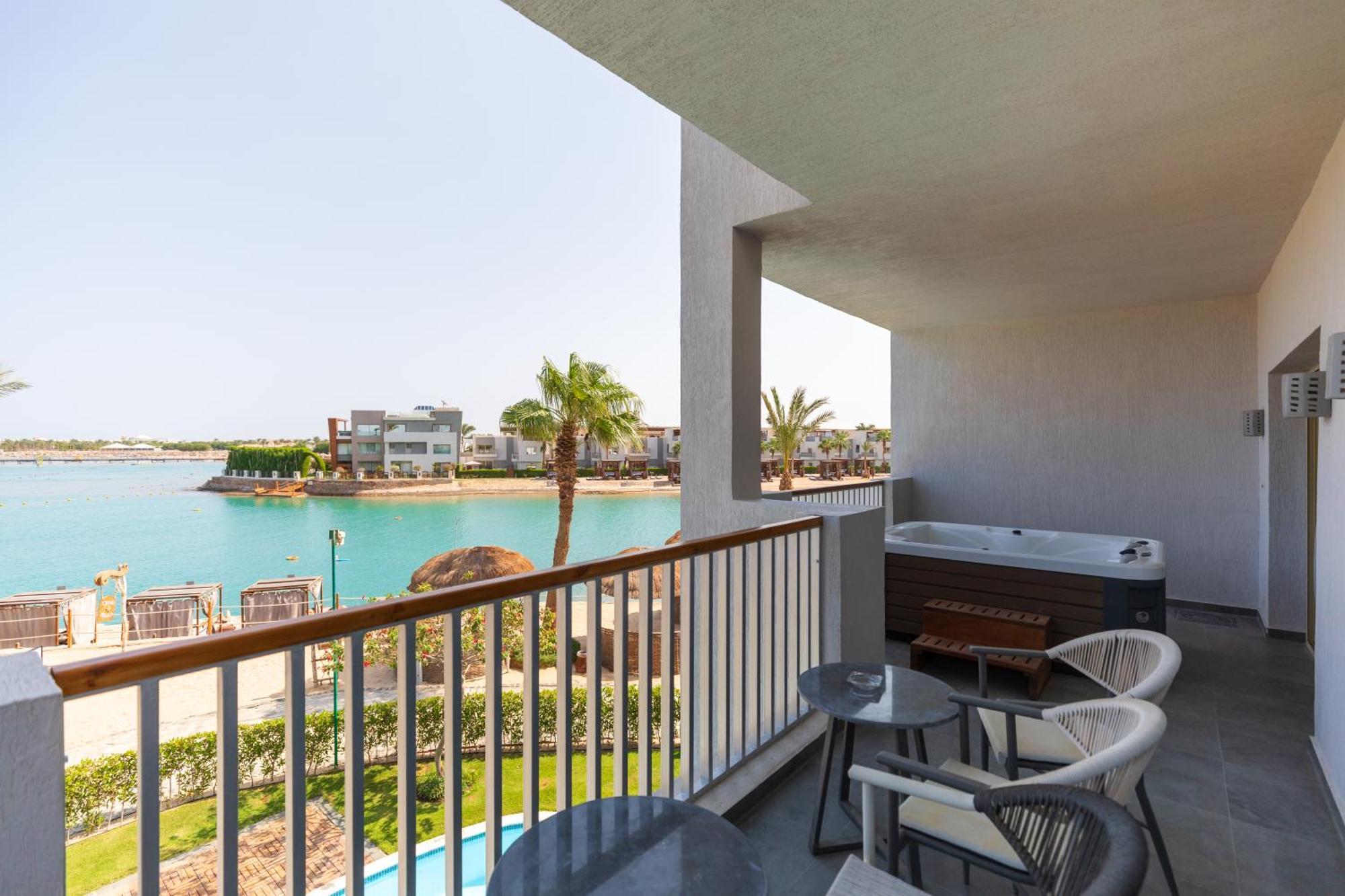 Sunrise Crystal Bay Resort -Grand Select (Adults Only) 후르가다 외부 사진 Balcony of a suite at the Hilton Sharm El Sheikh