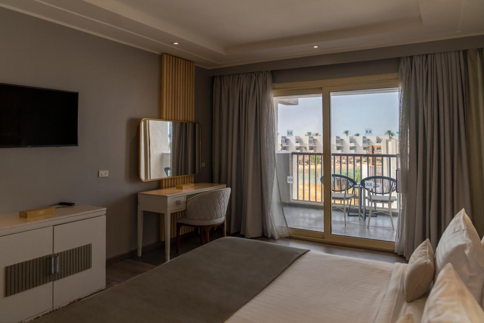 Sunrise Crystal Bay Resort -Grand Select (Adults Only) 후르가다 외부 사진 A bedroom in the hotel