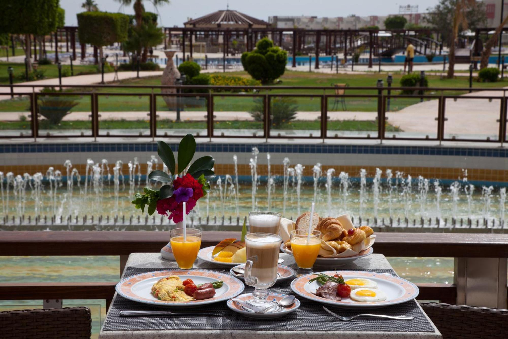 Sunrise Crystal Bay Resort -Grand Select (Adults Only) 후르가다 외부 사진 Breakfast at a hotel