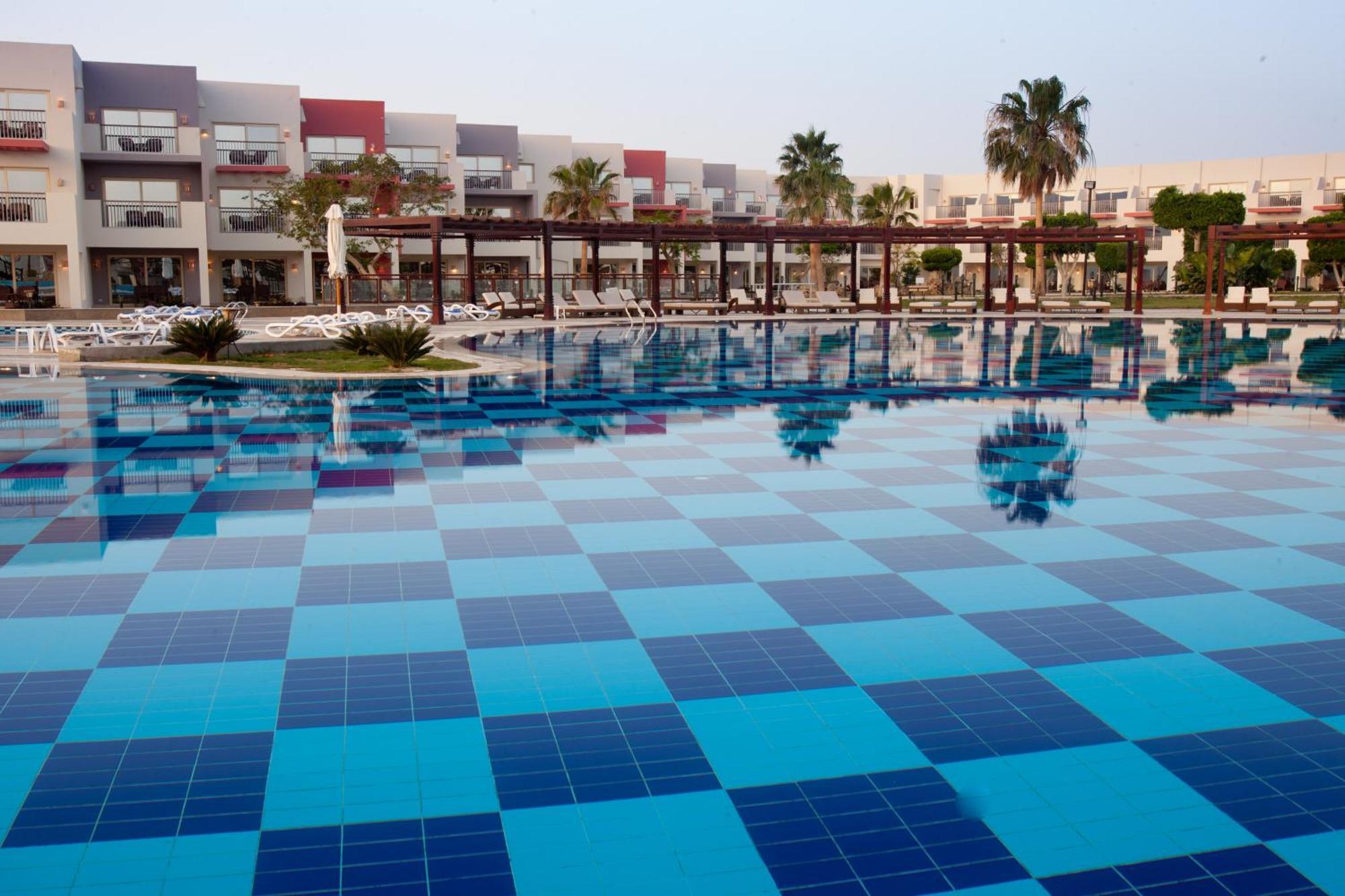 Sunrise Crystal Bay Resort -Grand Select (Adults Only) 후르가다 외부 사진 Solar panels at the pool of the Grand Hotel