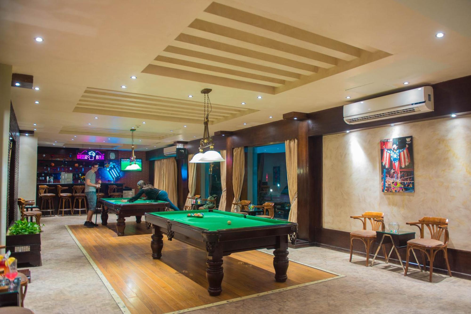 Sunrise Crystal Bay Resort -Grand Select (Adults Only) 후르가다 외부 사진 The pool table at the bar