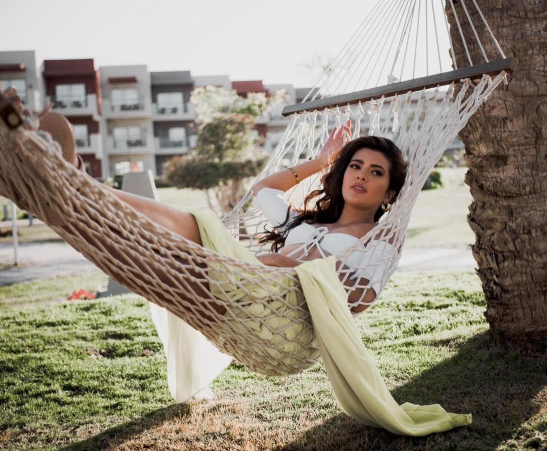 Sunrise Crystal Bay Resort -Grand Select (Adults Only) 후르가다 외부 사진 A woman relaxing in a hammock